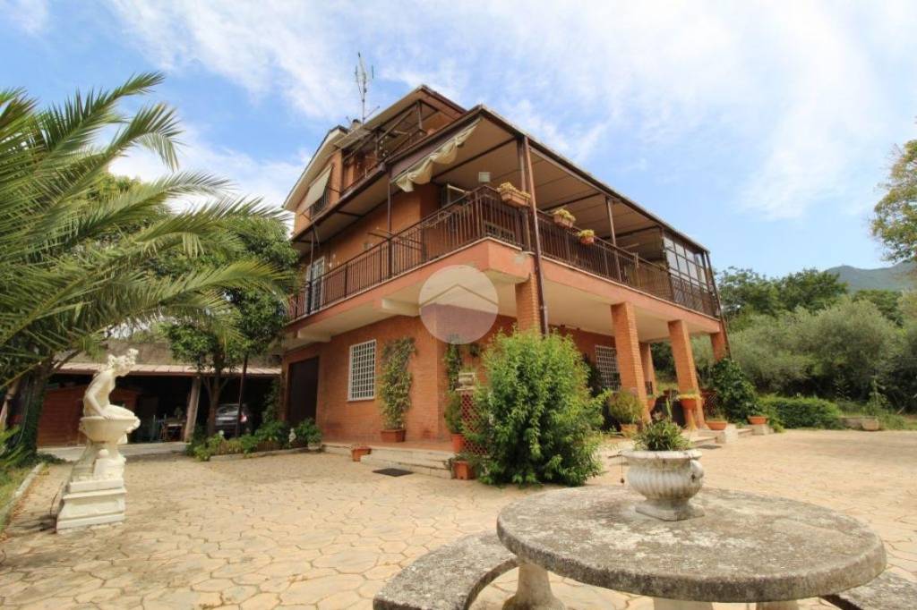 Villa in vendita a Palombara Sabina str. Provinciale palombarese, 41