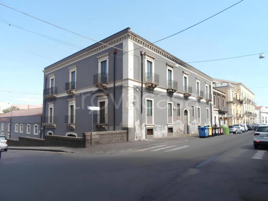 Ufficio in vendita a Catania via alcalã , 2, 4, 6