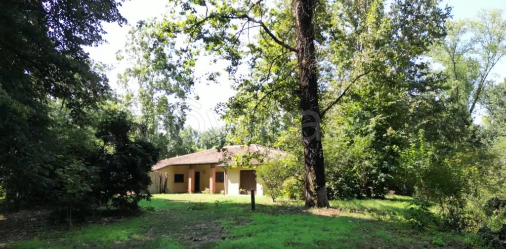 Villa in vendita a Besate localita' caremma