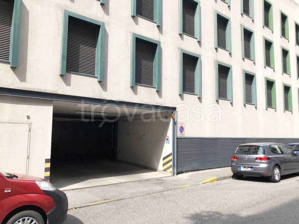 Garage in affitto a Trieste via Carpison, 9