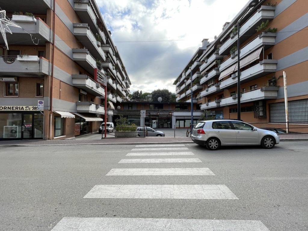 Negozio in vendita ad Ascoli Piceno via Erasmo Mari, 57
