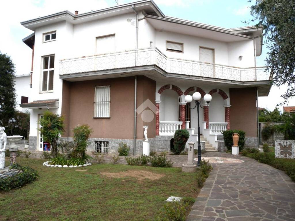 Villa Bifamiliare in vendita a Origgio via a. Manzoni, 2023