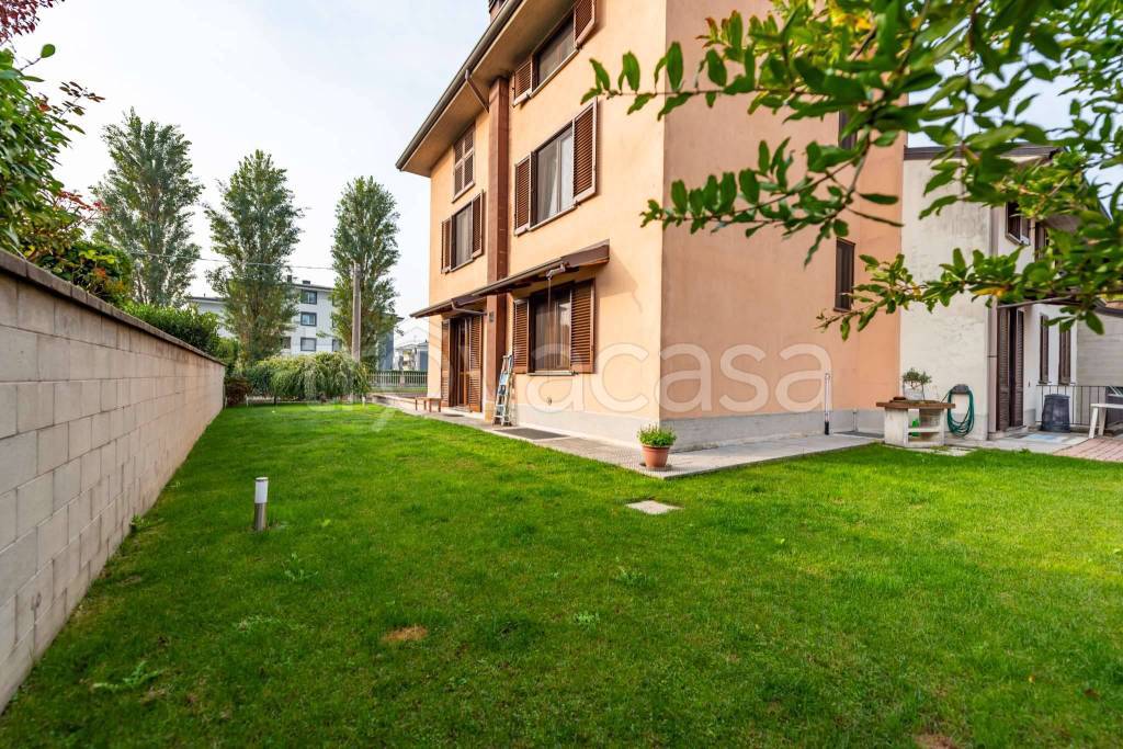 Villa Bifamiliare in vendita a Caronno Pertusella via Manzoni 491