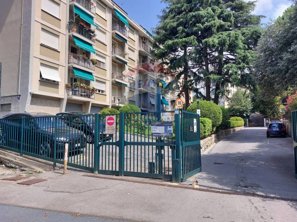 Garage in affitto a Genova via Liri, 12