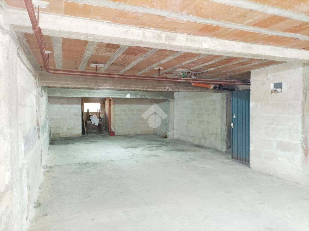 Garage in vendita a Mola di Bari via g. Salvemini, 62