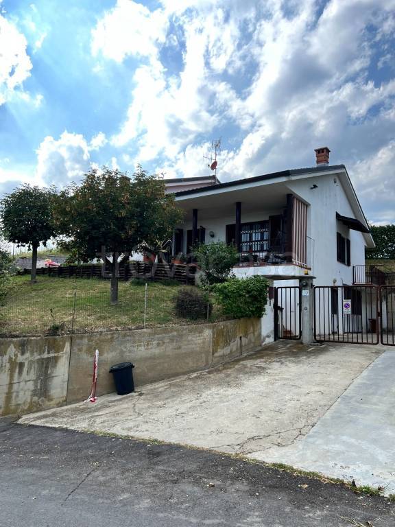 Villa in vendita a Corneliano d'Alba via Lemonte, 51