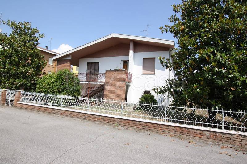 Villa in vendita a Mirandola via Gorizia, 6