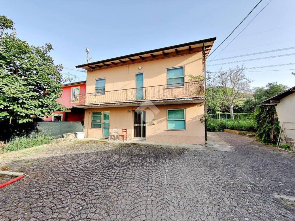 Casa Indipendente in vendita a Montefiore Conca via einaudi