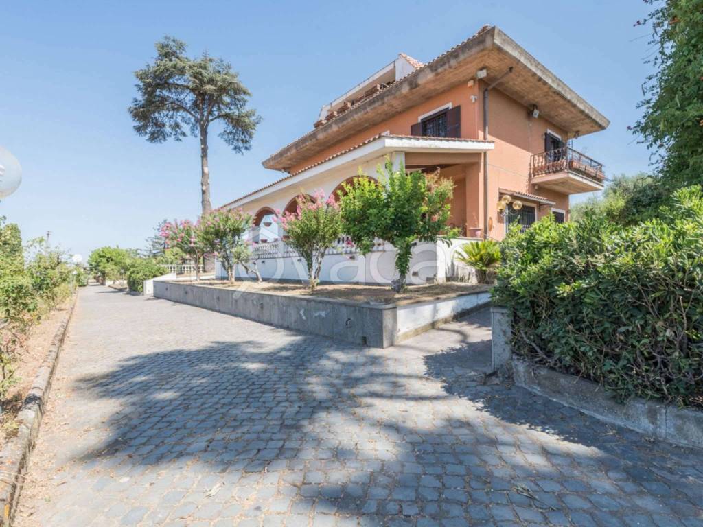 Villa in vendita ad Albano Laziale via Nettunense Pavona