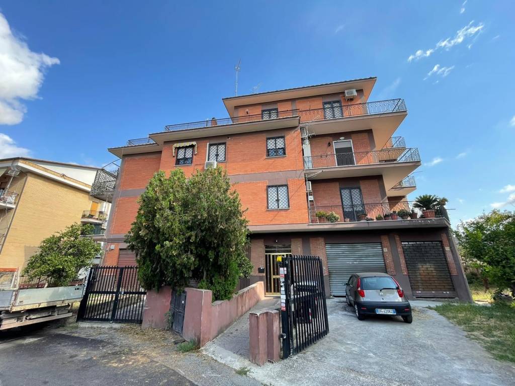 Appartamento in vendita a Roma via Abbiategrasso, 42