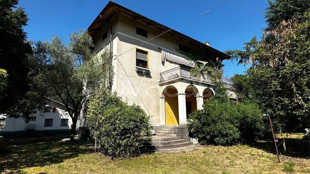 Villa in vendita a Borgosesia viale Rimembranze