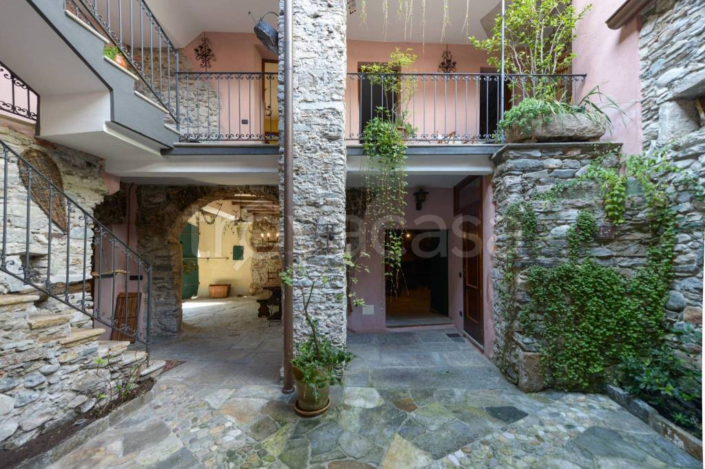 Villa in vendita a Castelveccana via Sant'Antonio