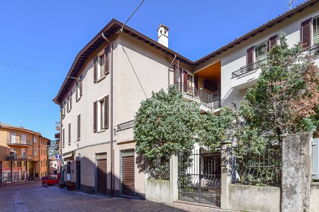 Appartamento in vendita a Canzo via Meda