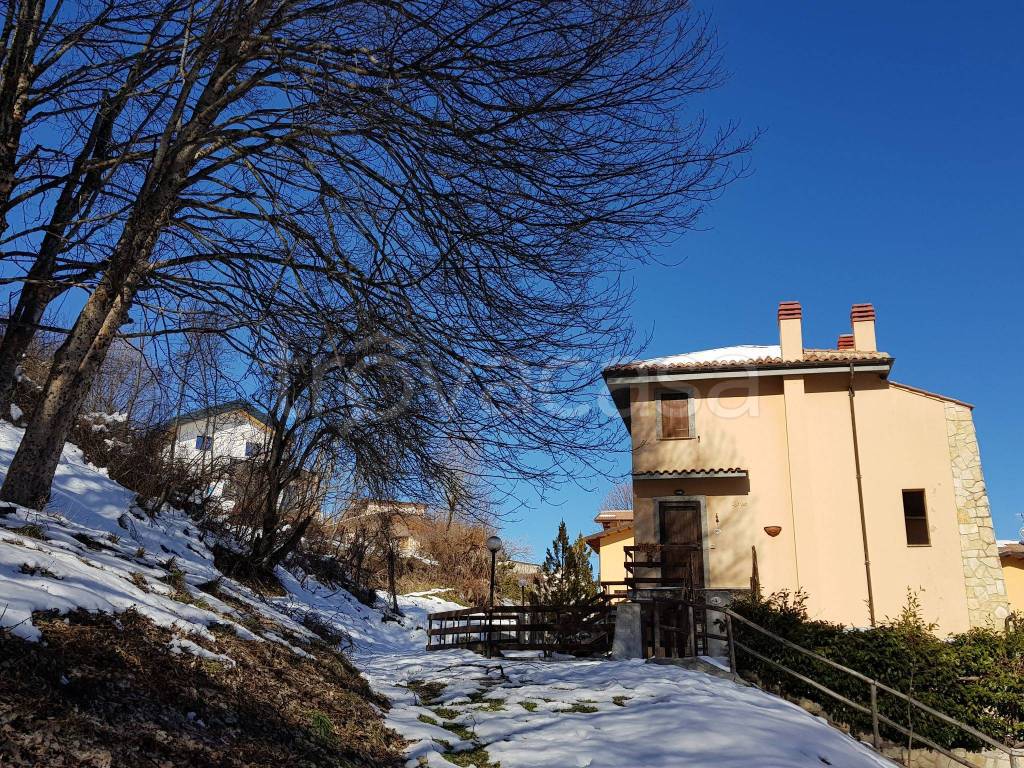 Villa a Schiera in in vendita da privato a Rocca di Cambio strada Provinciale per Avezzano, 2