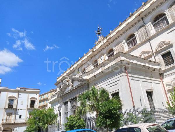 Negozio in vendita a Palermo piazza del Monte di Pietà