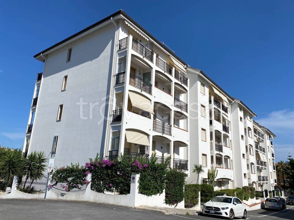 Appartamento in vendita a San Bartolomeo al Mare via Asilo, 21