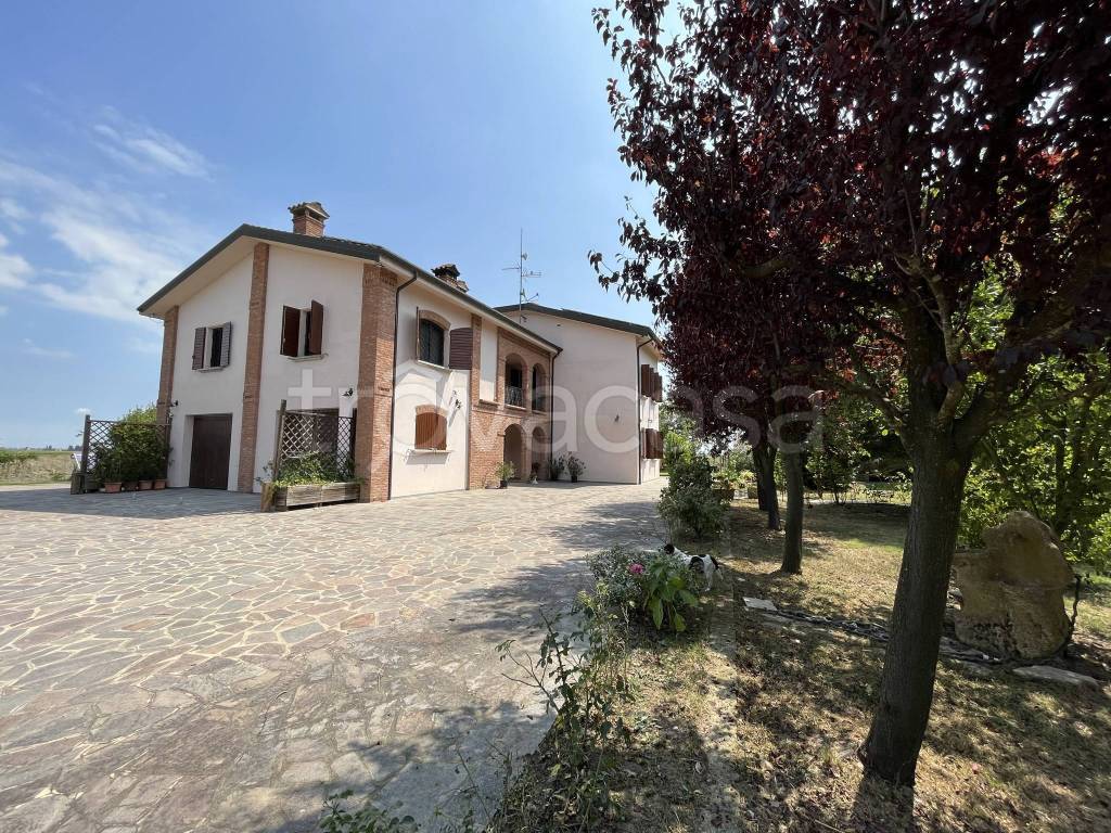 Villa Bifamiliare in vendita a San Pietro in Casale via Massumatico