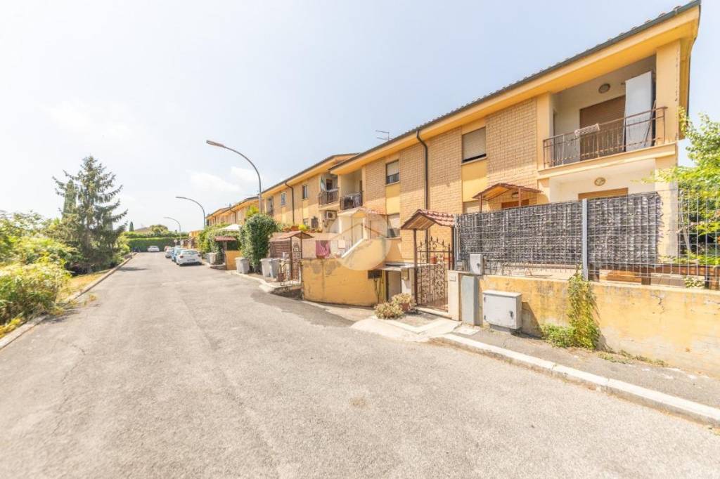 Villa a Schiera in vendita a Guidonia Montecelio via Don Vito Boccuzzi, 34
