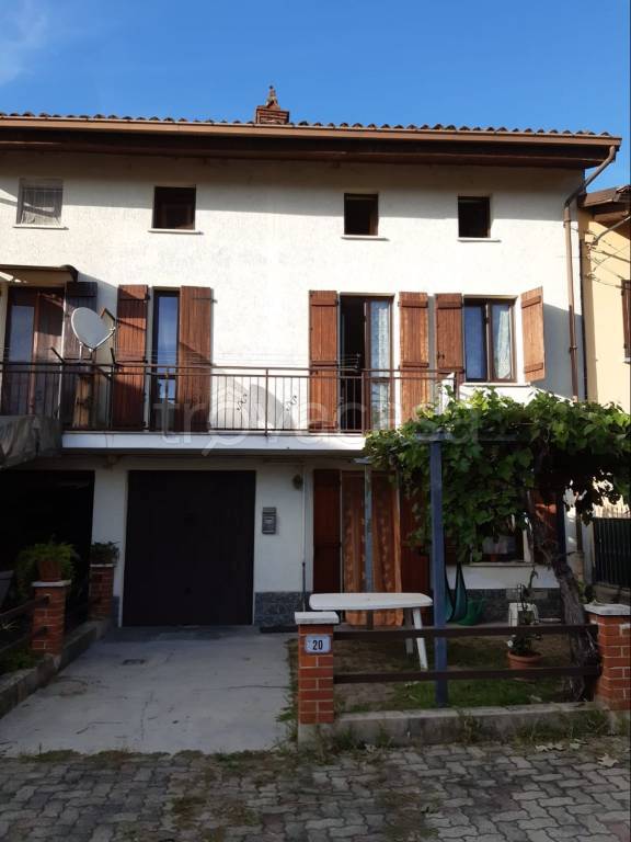 Villa a Schiera in in vendita da privato a Valfenera via Amedeo di Aosta, 20
