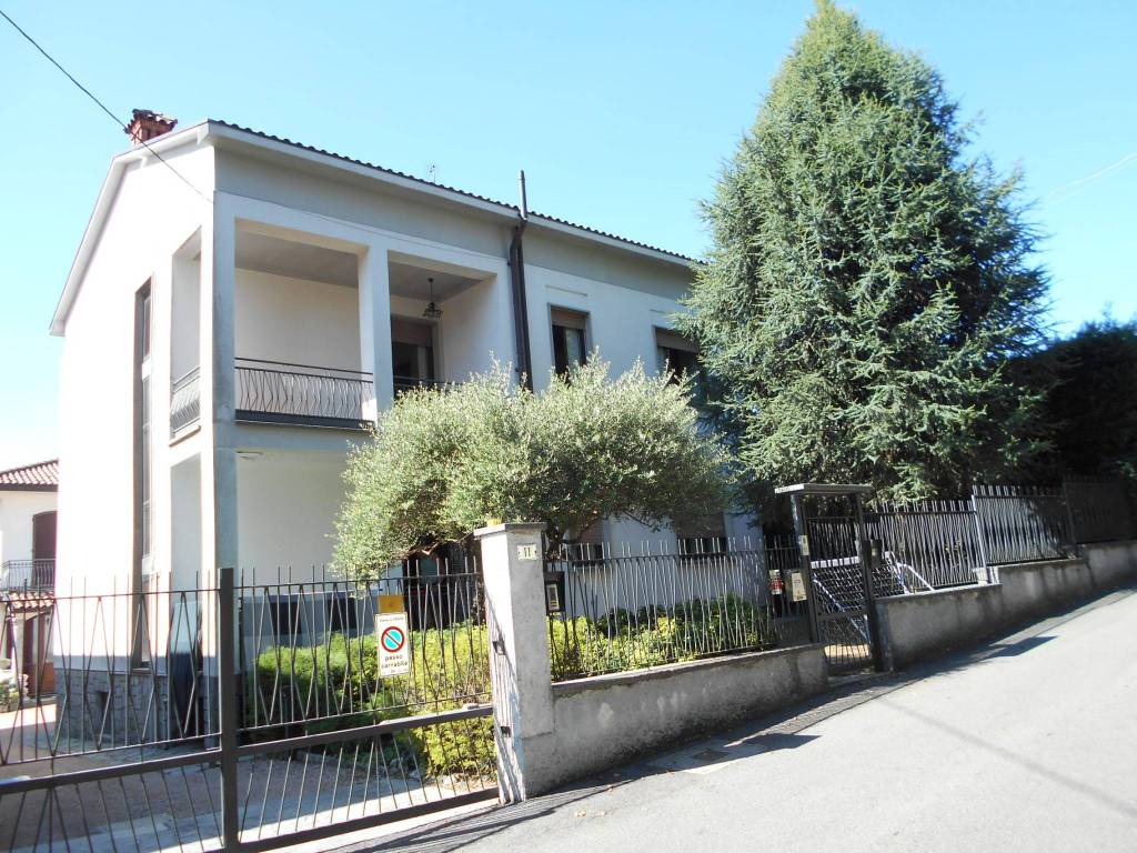 Appartamento in vendita a Carugo via Addolorata
