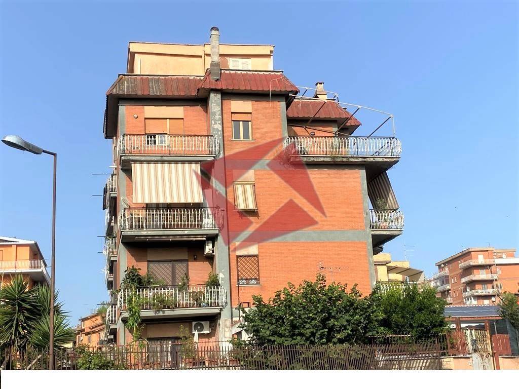 Appartamento in vendita a Roma via Caltavuturo