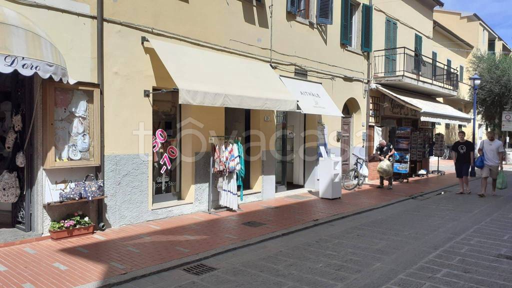 Abbigliamento in in affitto da privato a Campo nell'Elba via Roma, 139