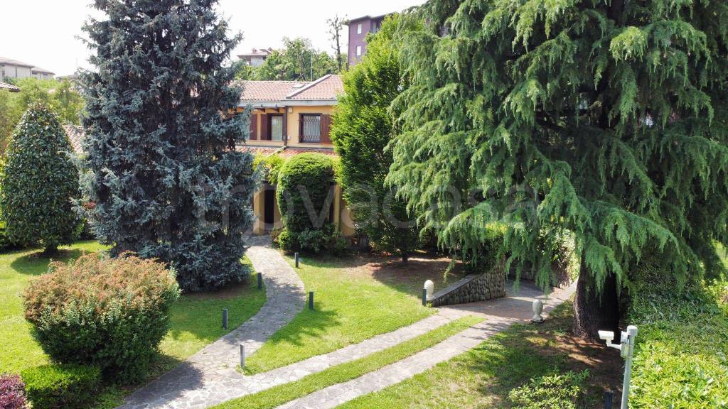 Villa in vendita a Brembate di Sopra via Gian Battista Rubini