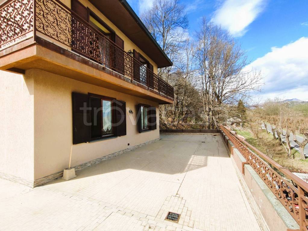 Villa Bifamiliare in vendita ad Alta Valle Intelvi viale Campione d'Italia, 42