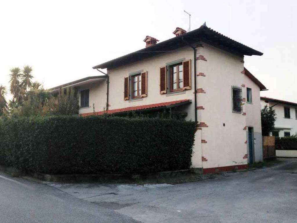Villa Bifamiliare in affitto a Forte dei Marmi via Francesco Carrara