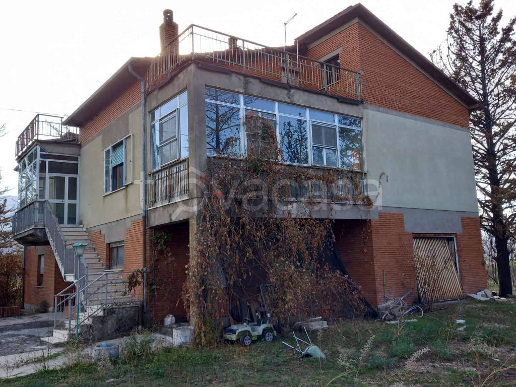 Casa Indipendente in vendita a Lecce nei Marsi strada provinciale 21 Magoranese
