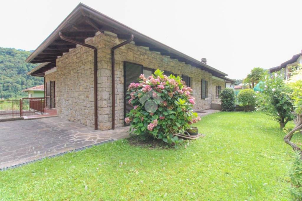 Villa Bifamiliare in vendita a Vestone via Trella