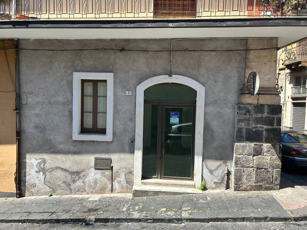Negozio in vendita a Paternò via Giuseppe Garibaldi, 30