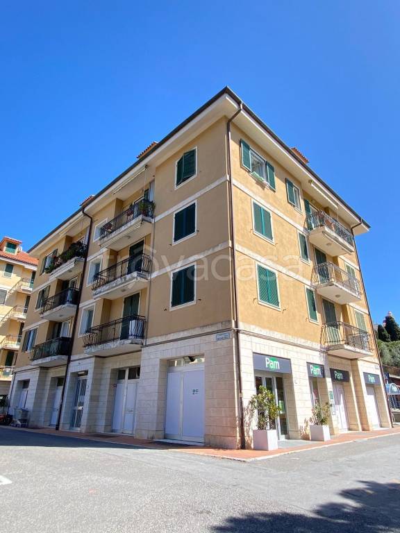 Appartamento in vendita a Cervo piazza Martiri della Libertà, 2