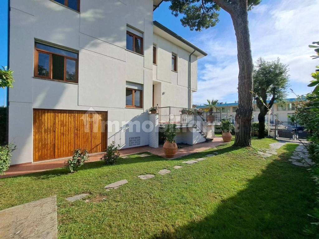 Villa Bifamiliare in vendita a Camaiore via Trieste