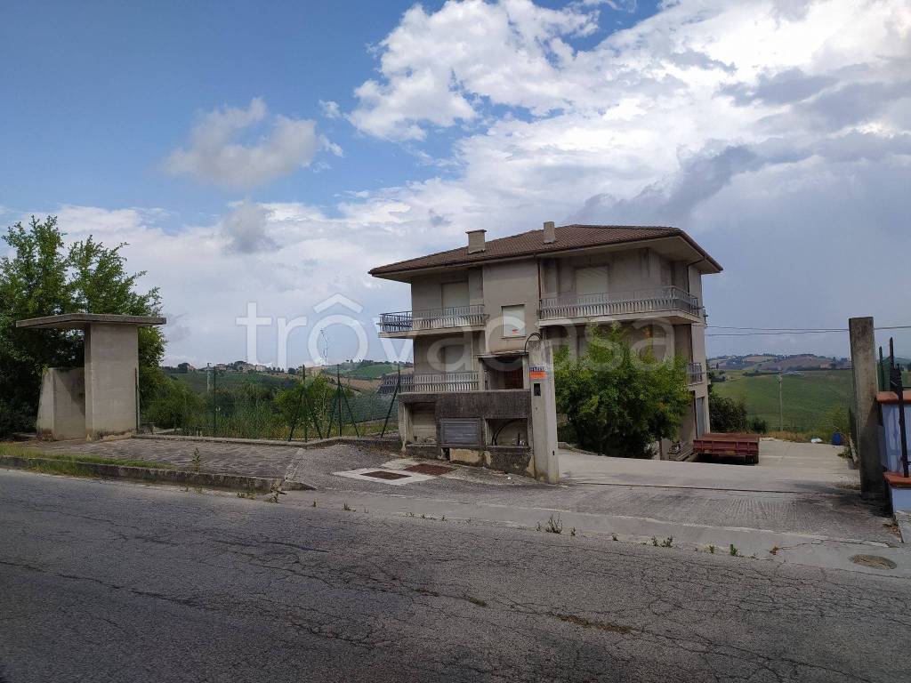 Villa Bifamiliare in in vendita da privato a Mogliano contrada Macina, 6