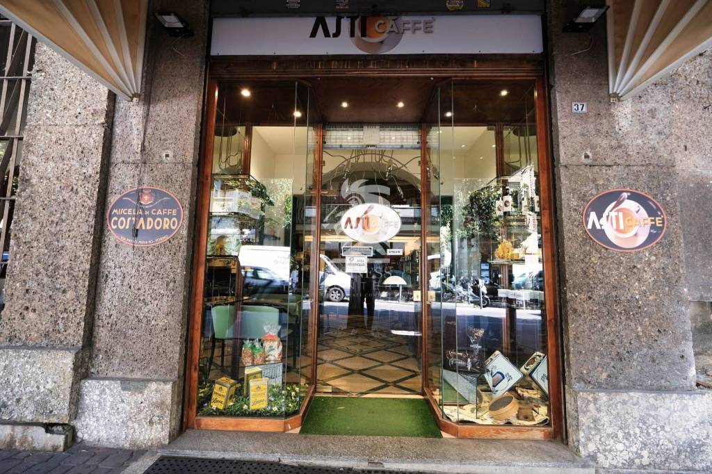 Bar in vendita ad Asti corso Dante Alighieri, 37