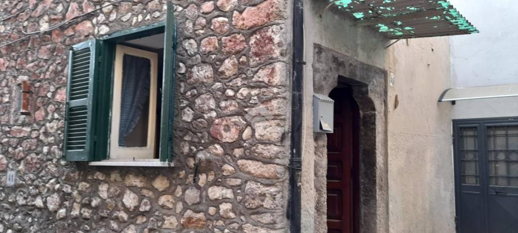 Casa Indipendente in vendita a Vico nel Lazio via Camillo Benso di Cavour