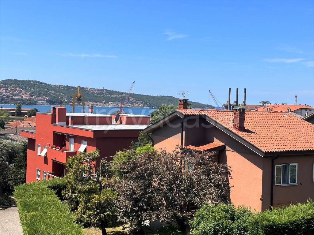 Appartamento in vendita a Trieste via del Ponticello