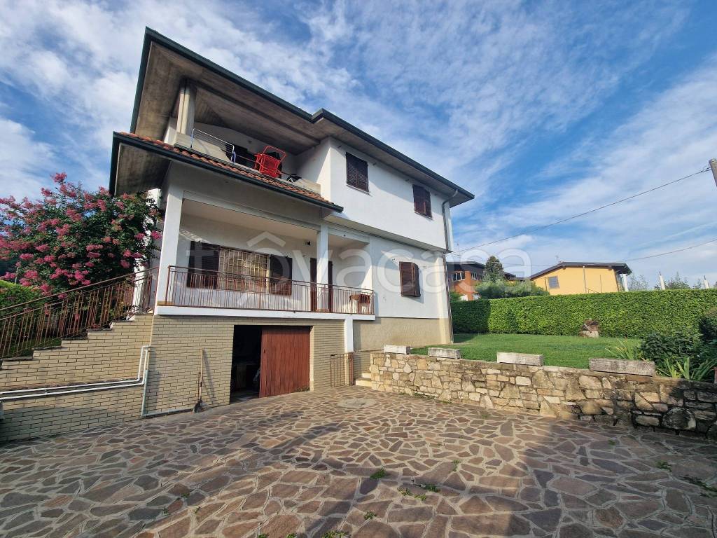 Villa Bifamiliare in vendita ad Albano Sant'Alessandro via Monte Grappa, 14