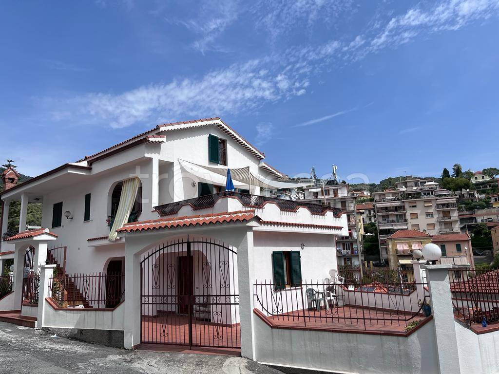 Villa Bifamiliare in vendita a Sanremo via Dante Alighieri, 55