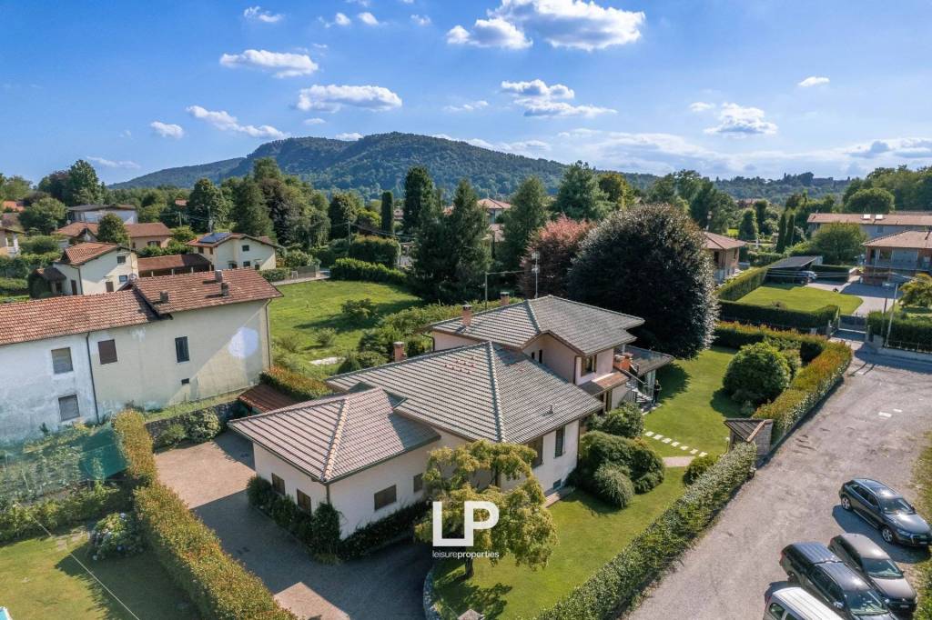Villa in vendita a Travedona-Monate via Gabriele d'Annunzio, 49