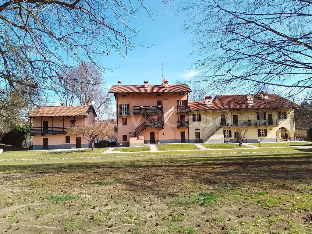 Intero Stabile in vendita a Castelletto sopra Ticino via Sambrasca