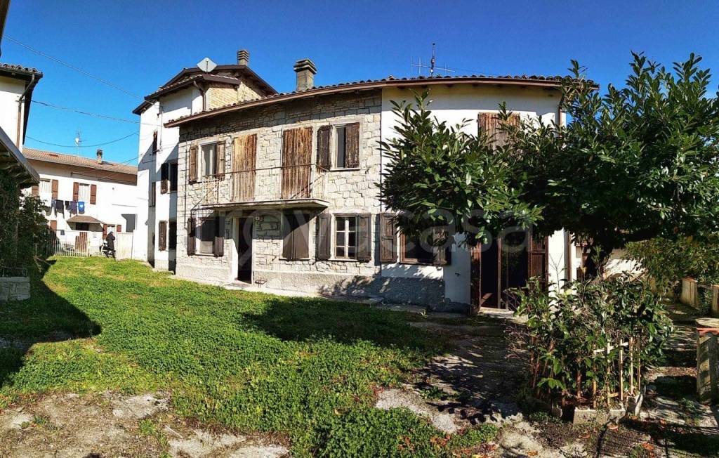 Villa in vendita a Castelnovo ne' Monti via Vezzolo