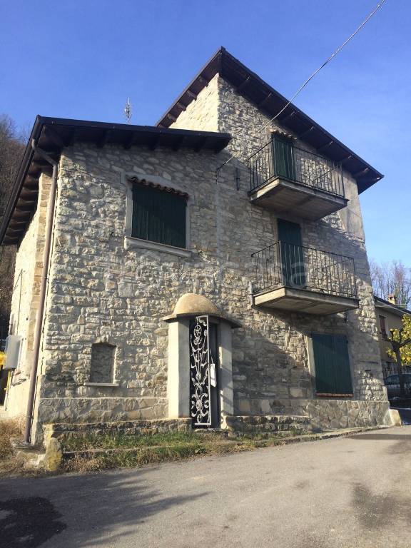 Casa Indipendente in in vendita da privato a Zavattarello frazione Castegnoli
