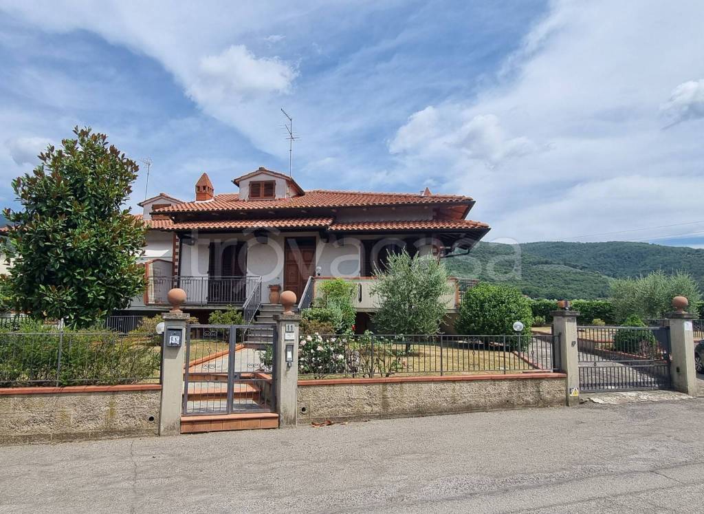 Villa in vendita a Loro Ciuffenna via Giacomo Puccini, 11