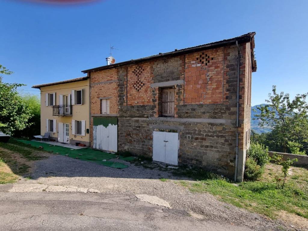 Villa Bifamiliare in vendita a Castelnovo ne' Monti via Roncopò