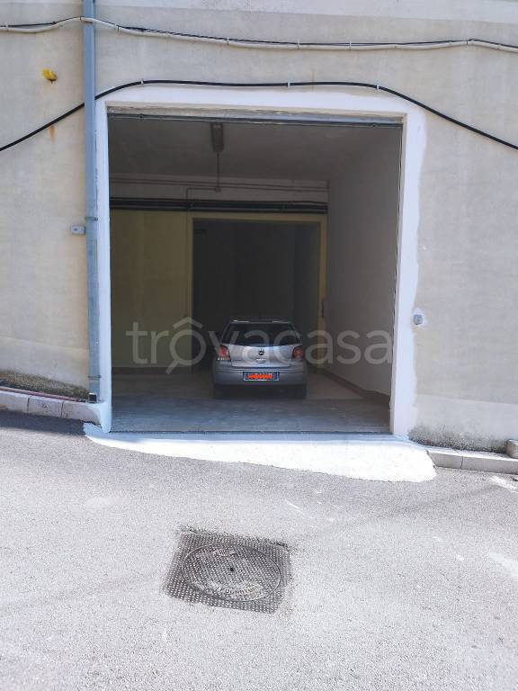 Garage in affitto a Pietramontecorvino via Asiago, 1