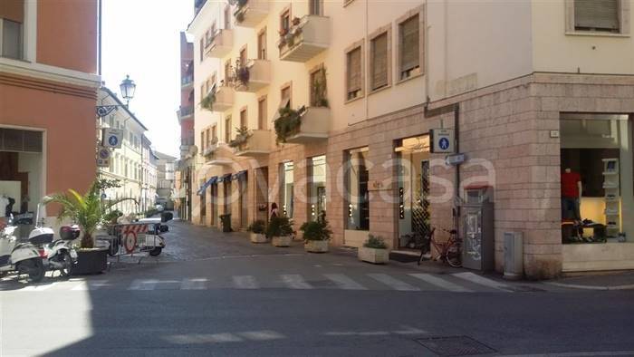 Negozio in vendita a Terni via Fratini, 42