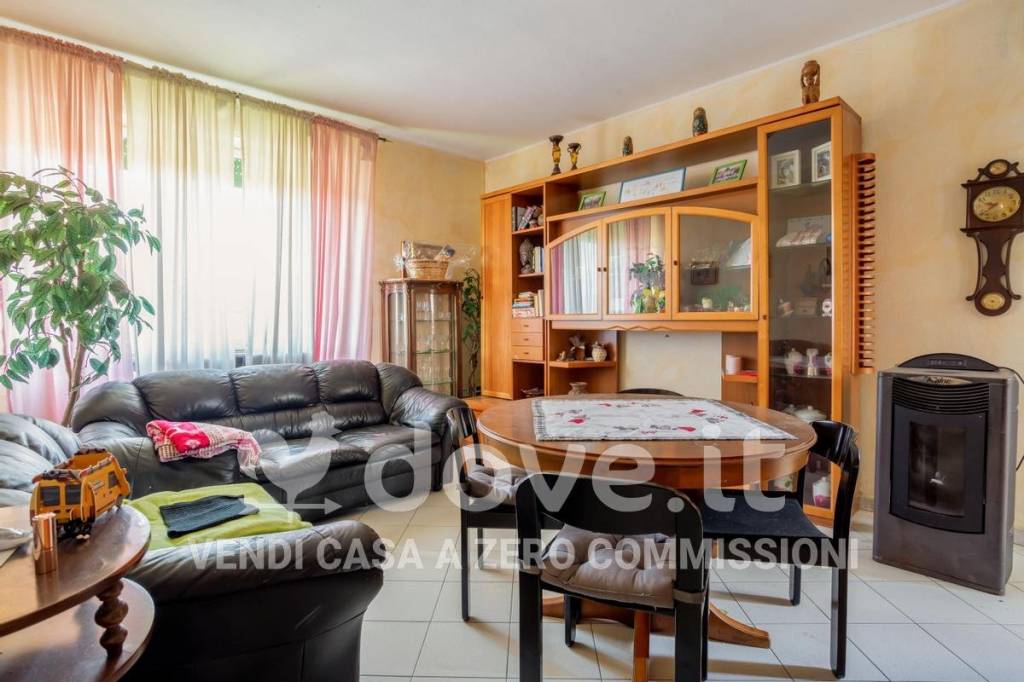 Appartamento in vendita a Gavirate via Oltrona, 15