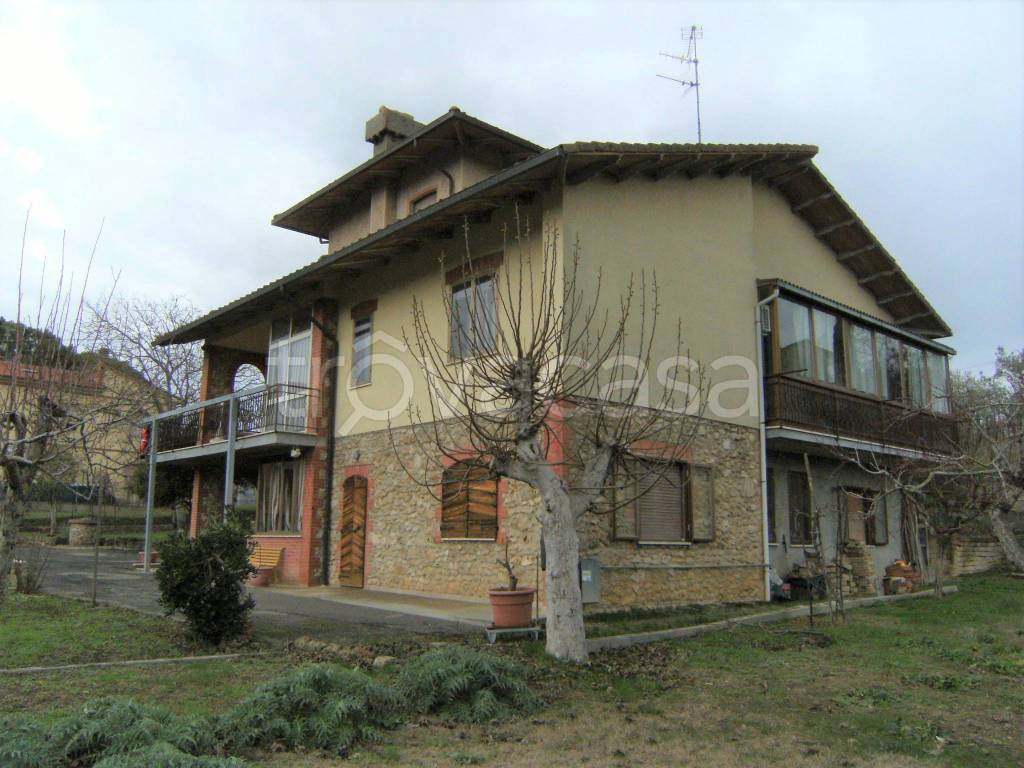 Villa Bifamiliare in vendita a Chiusi strada Provinciale di Chianciano